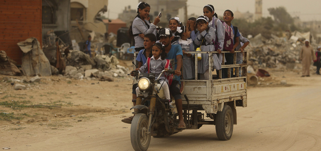 تلاميذ فلسطينيون في طريقهم إلى المدرسة في خانيونس. أ.ف.ب