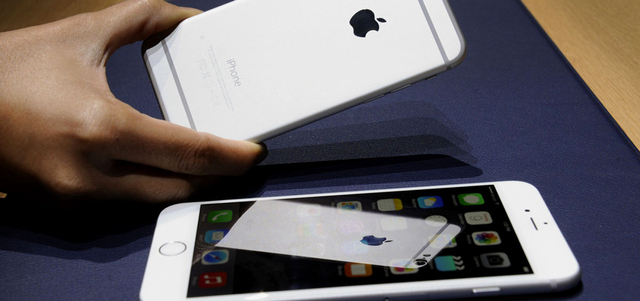 «أبل» هيمنت على 92% من العائدات التشغيلية من بين أكبر 8 شركات لصناعة الهواتف الذكية خلال الربع الأول من 2015. غيتي