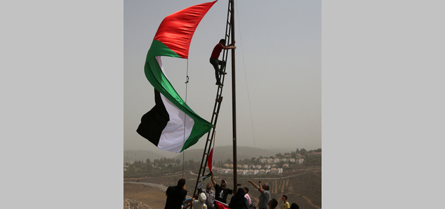 الفلسطينيون احتفلوا برفع العلم بالقرب من رام الله. أ.ف.ب