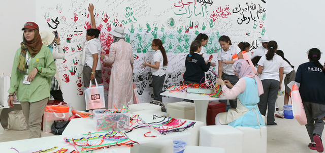 كلمات خطها الطلبة تحية لشهداء الواجب في جناج لجنة المهرجان.  من المصدر