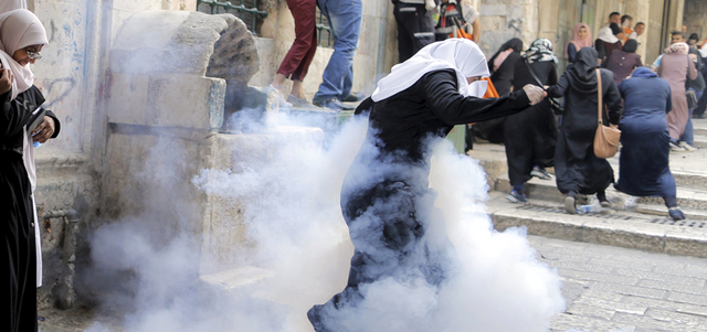 قوات الاحتلال أطلقت قنابل وغازات على المصلين في المسجد الأقصى.    رويترز