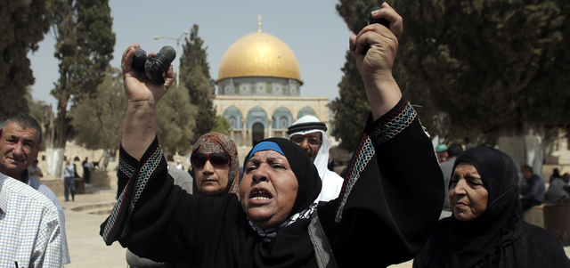 قوات الاحتلال الإسرائيلي تهاجم المصلين العزّل بالقنابل الصوتية وقنابل غاز سامة ودخانية.