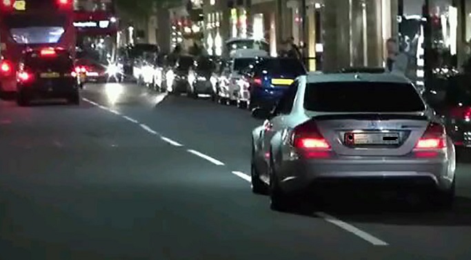 صورة ماخوذة عن المقطع الذي انتشر للمركبة في العاصمة الاوروبية