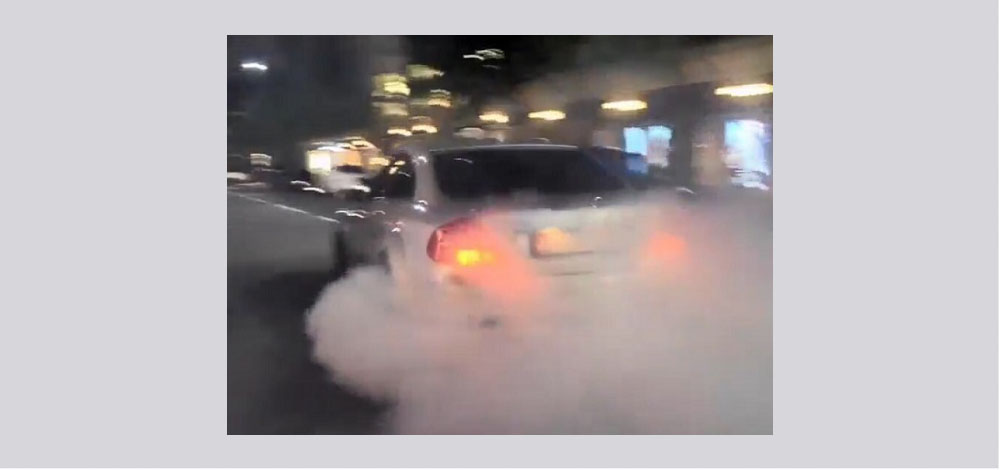 صورة ماخوذة من الفيديو الذي انتشر للمركبة الذي يقودها صاحبها بتهور خارج الدولة