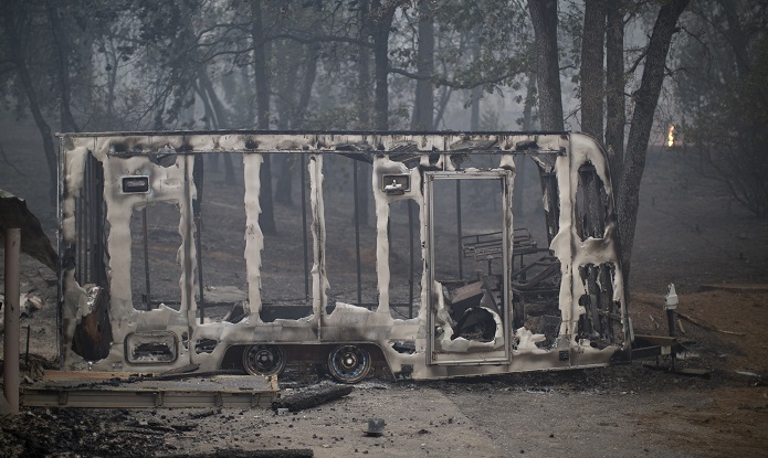 مشاهد مصورة من شمال ولاية كاليفورنيا بعد اندلاع حرائق في مقاطعة البحيرات.. خلف مركبات متفحمة وأساسات محترقة لمبان تحولت إلى رماد. الصور عن وكالات