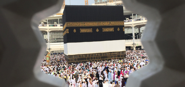 الكتاب يجمع سرديات من هنا وهناك تطوف بالنهاية حول البيت الحرام ولا تخلو من الغرائب.  أ.ف.ب