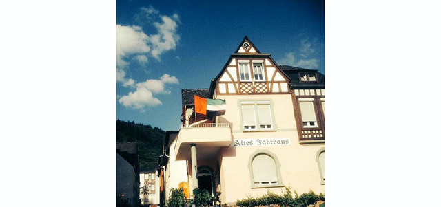 عائلة ألمانية ترفع عَلم الإمارات في بلدها. من المصدر