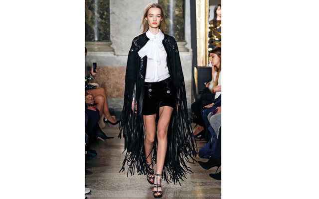 "إيميليو بوتشي": رداء "بونتشو" من جلد الشمواه المزين بنقوش من الجلد الطبيعي تتدلى منها شرابات طويلة تصل إلى الأرض بـ 30.000 درهما