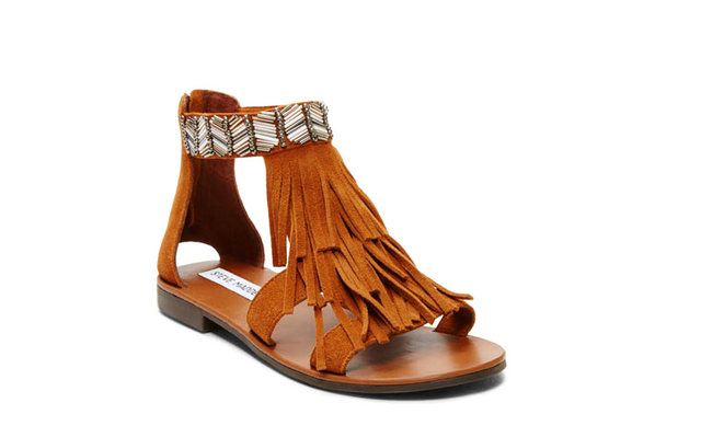 "ستيف مادن": صندل مزين بشرابات مخملية وكاحل مزين بالخرز بـ 379 درهما