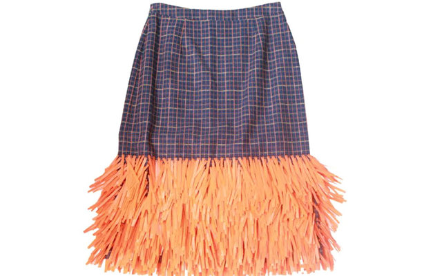 "بتينا" تنورة قصيرة مزينة بشرابات قصيرة كثيفة بـ 2700 درهم في "هارفي نيكلز"