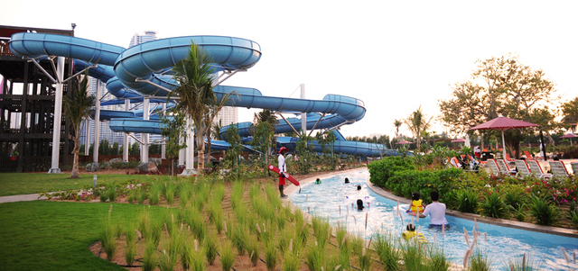 «المنتزه» في قلب مدينة الشارقة وتقدم الحديقة المائية الأولى من نوعها في الشارقة لروادها مجموعة متنوعة من الألعاب المائية.  من المصدر