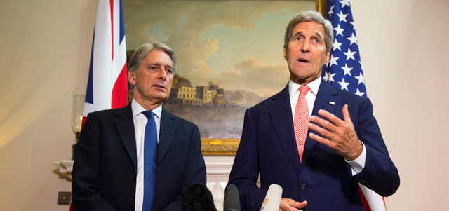 كيري أكد في مؤتمر صحافي مع هاموند استعداده للتفاوض مع الأسد. أ.ب