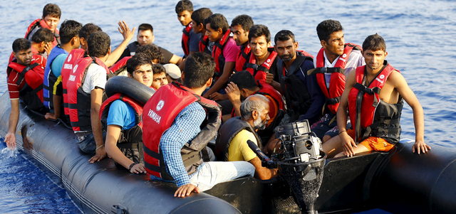 مهاجرون انطلقوا من سواحل طريقة إلى جزيرة كوس اليونانية أمس. رويترز