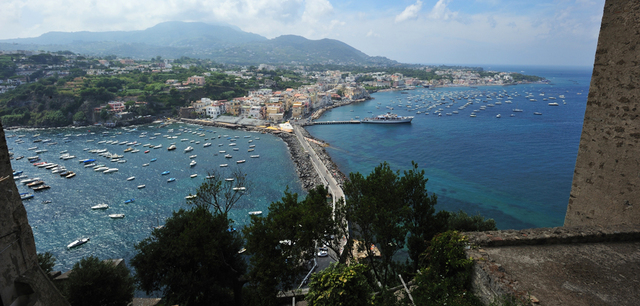 جزيرة إسكيا تعتبر أكبر جزيرة في خليج نابولي، وتشتهر بالينابيع الساخنة، فضلاً عن الكثير من الآثار الطبيعية القديمة، وتكثر بها المنتجعات السياحية الفاخرة.

د.ب.أ