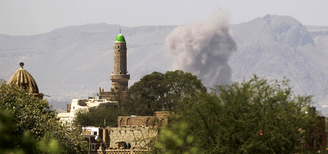 الدخان يرتفع من مستودع للأسلحة في صنعاء استهدفته قوات التحالف. أ.ف.ب