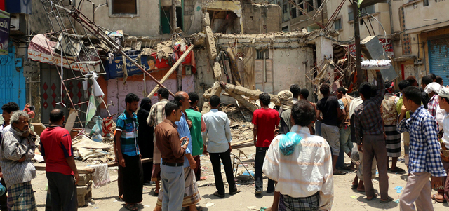 مدنيون في تعز يتفقدون الدمار بالمنازل نتيجة قصف صاروخي من قبل المتمردين الحوثيين. إي.بي.إيه