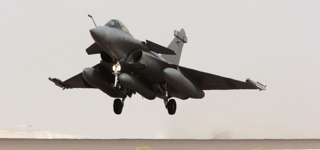 مقاتلة فرنسية من طراز رافئيل، حيث أعلنت باريس أمس شنّ أولى ضرباتها الجوية ضد «داعش» في سورية. أ.ف.ب