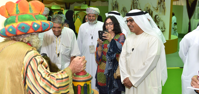 صندوق العجب أحد أشكال الفن الشعبي الذي سبق الكثير من الفنون والأشكال المرتبطة بالتسلية والترفيه والمعلومة.

من المصدر