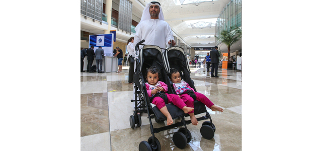 مشهد اصطحاب الأطفال في الانتخابات من قبل الأهالي تكرّر مرات عدة في لجنة دبي. تصوير: آشوك فيرما