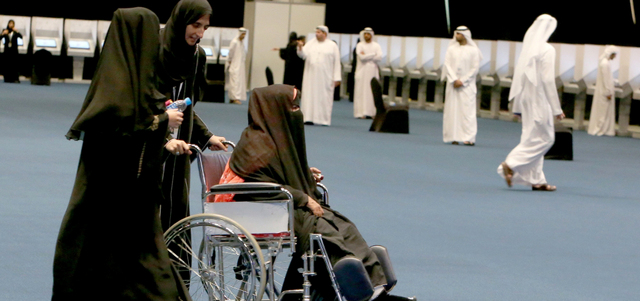 مواطنة مسنّة على كرسي متحرك في طريقها إلى التصويت.

الإمارات اليوم
