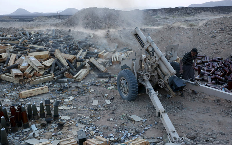 مقاتل من قوات الشرعية يطلق قذيفة مدفع باتجاه مواقع الميليشيا الانقلابية. رويترز