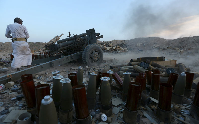 مقاتلو قوات الشرعية اليمنية يقصفون موقعاً لميليشيا الحوثي الانقلابية. رويترز