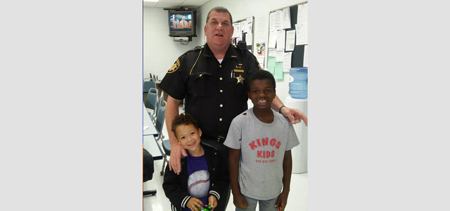 الشرطي اعتبر ما قام به جزء من عمله. أرشيفية