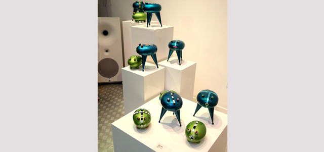 تحمل الأعمال سمة الفكاهة وتحرص القروي على جعلها كائنات مضحكة. من المصدر