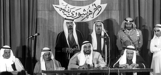 الشيخ زايد بن سلطان آل نهيان يفتتح جلسة المجلس الوطني الاتحادي بحضور الشيخ راشد بن سعيد آل مكتوم (20 يوليو 1972). من المصدر