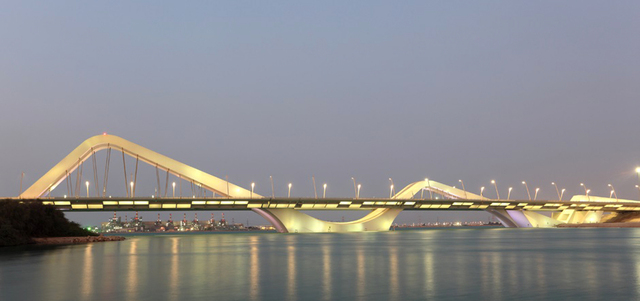 بلدية أبوظبي ركبت أجهزة إضاءة تعمل بنظام «LED» في عدد من الجسور والطرق.