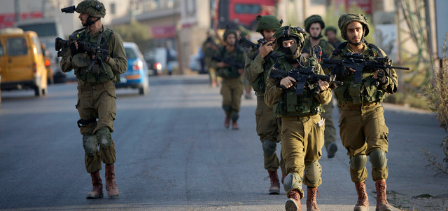 قوات الاحتلال خلال توغلها أمس في نابلس. أ.ب