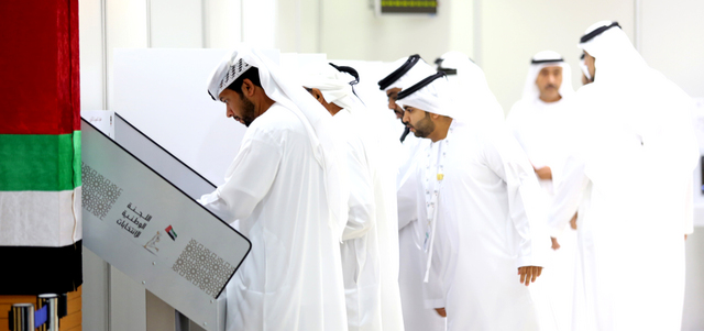 مرشحون في رأس الخيمة قاموا بجولات مكوكية سريعة بين مراكز الاقتراع لمتابعة الانتخابات. الإمارات اليوم