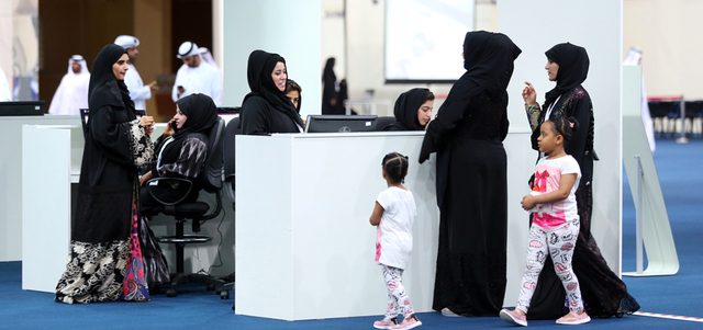 ناخبون اصطحبوا أطفالهم إلى مراكز الاقتراع. الإمارات اليوم