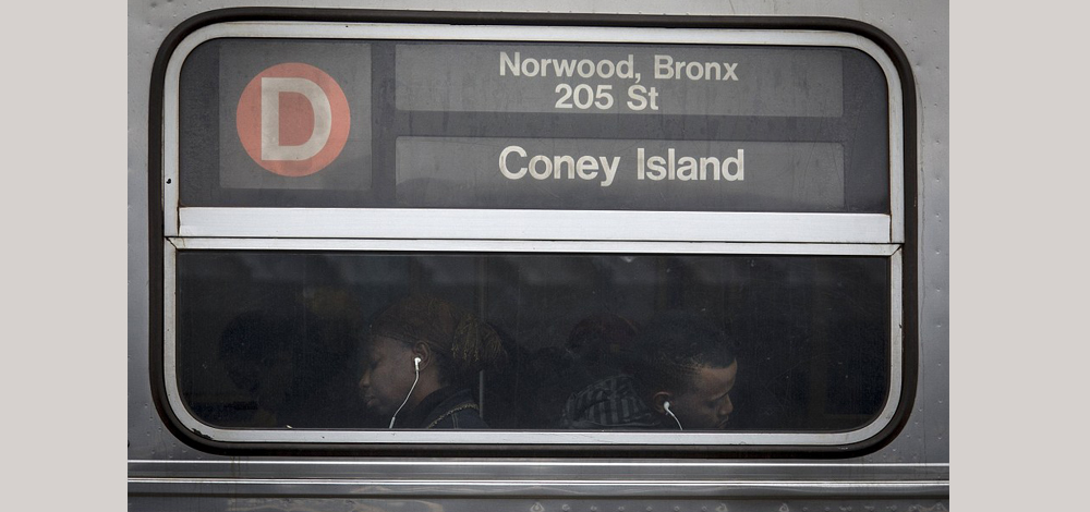 رصدت عدسة رويترز تعابير وجه أناس يستقلون الميترو.. وخلت صور جميع الأشخاص من الإبتسامة !