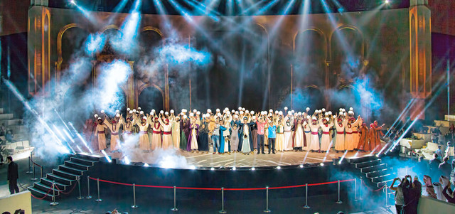 من «عناقيد الضياء»، الملحمة المسرحية الغنائية الأولى من نوعها، التي شكلت باكورة عروض مسرح المجاز خلال عام تتويج الشارقة عاصمة الثقافة الإسلامية، إلى عام السياحة العربية ليشهد المجاز في نوفمبر المقبل عرضاً موسيقياً من نوع مختلف للموسيقار العالمي ياني.  الإمارات اليوم