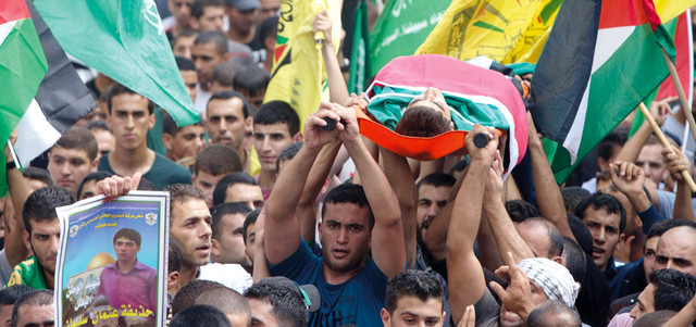 فلسطينيون يشيّعون جثمان الشهيد حذيفة سليمان في قرية بلعا قرب مدينة طولكرم.  أ.ب