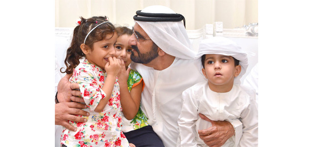 محمد بن راشد يحتضن أنجال الشهيد أحمد هيبتان البلوشي. وام