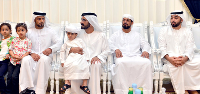 محمد بن راشد خلال تقديمه العزاء لأسرة الشهيد البلوشي. وام