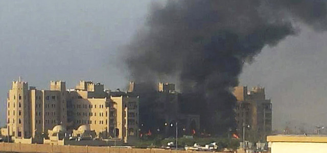 الدخان يتصاعد فوق فندق «القصر» في عدن مقر إقامة الحكومة اليمنية بعد استهدافه من قبل المتمردين الحوثيين. أ.ب