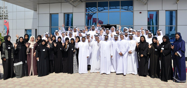 محمد بن راشد وحمدان بن محمد وهزاع بن زايد وسيف بن زايد يتوسطون موظفي «الهوية». وام