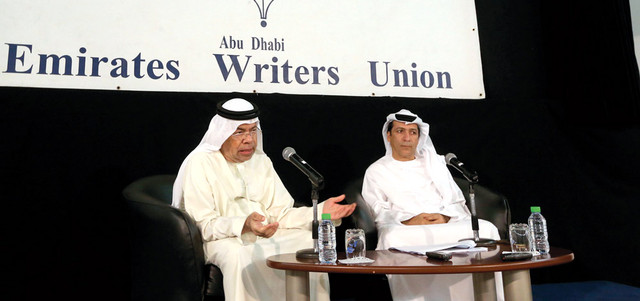 حبيب الصايغ (يسار) خلال المؤتمر الصحافي الذي عقد في مقر اتحاد كتّاب وأدباء الإمارات بأبوظبي بحضور عبدالرحمن النقي. تصوير: نجيب محمد