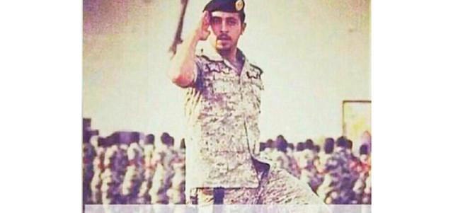 صورة جندي إماراتي مشارك في الحرب على المتمردين تناقلها المغردون. الإمارات اليوم