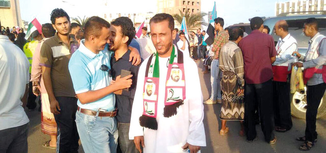 المتظاهرون تعهدوا بعدم نسيان شهداء الإمارات. وام