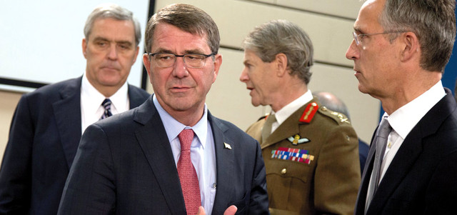 الأمين العام للحلف ينس ستولتنبرغ (يمين) وإلى يساره وزير الدفاع الأميركي اشتون كارتر خلال اجتماع الناتو أمس.  أ.ف.ب