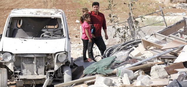 سوري يقف بجانب الدمار الذي خلفه قصف قوات النظام جنوب إدلب. أ.ف.ب