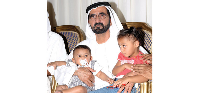 محمد بن راشد يحتضن طفلين من ذوي الشهيد يوسف الكعبي خلال تأدية واجب العزاء.وام
