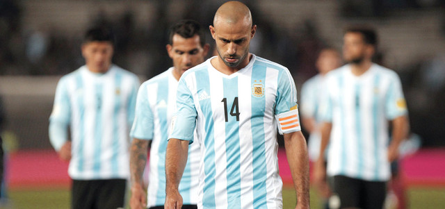 لاعبو الأرجنتين والحزن بادٍ عليهم بعد الخسارة القاسية على أرضهم وبين جمهورهم من الإكوادور. أ.ف.ب