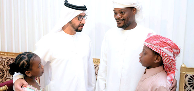 حمدان بن زايد خلال تأدية واجب العزاء لأسرة الشهيد الحمادي.وام