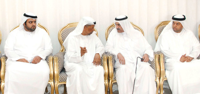 حاكم الفجيرة معزياً في شهيد الوطن يوسف الكعبي.وام