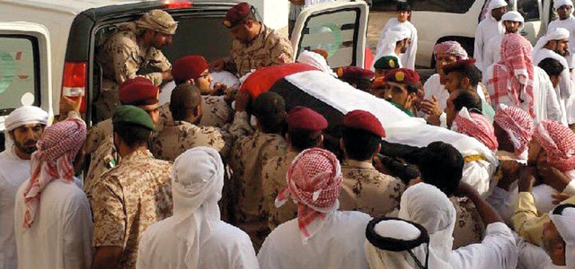 حشد من المواطنين توافدوا لتشييع السيابي. الإمارات اليوم